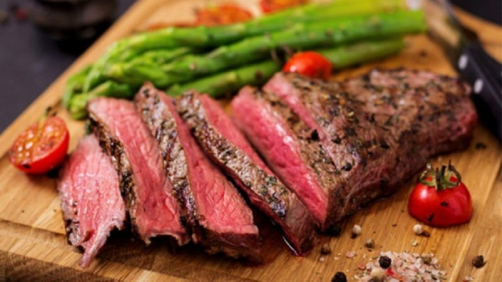 Có nên ăn thịt bò tái?